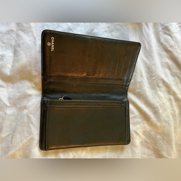 CHANEL 100% Authentic Black Patent Leather Wallet.  Like New. - Picture 4 of 13